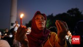Aksi memperingati 17 tahun reformasi yang digelar oleh gabungan relawan Jokowi di Lapangan Tugu Proklamasi, Kamis 21 Mei 2015 ditutup dengan doa bersama. (CNNIndonesia/Adhi Wicaksono)