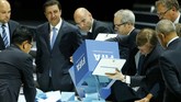 Petugas mengosongkan kotak pemilihan presiden FIFA dalam ajang kongres FIFA di Zurich, 29 Mei 2015. Sepp Blatter terpilih untuk periode kelima. Namun, terkait skandal yang melibatkan pejabat teras, Blatter memilih untuk menyerahkan mandatnya kembali dalam tempo sepekan setelah terpilih. (REUTERS/Ruben Sprich)