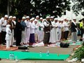 Massa Pedemo Ahok Salat Zuhur di Depan Gedung DPRD
