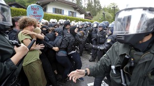 Demonstran Penentang G7 Bentrok Dengan Polisi