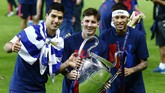Trio Suarez, Messi, dan Neymar merayakan keberhasilan Barcelona menggondol Liga Champions setelah mengalahkan Juventus di partai final, Berlin, 6 Juni 2015. (Reuters / Kai Pfaffenbach)