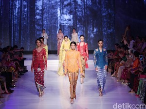 Merayakan Hari Kebaya Nasional 2024 dengan Pakaian Adat Khas Jatim