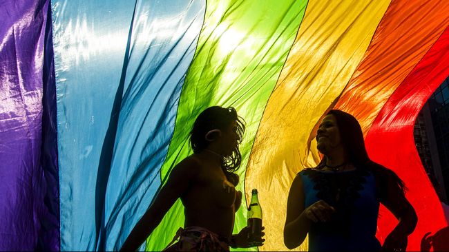 Majalah Kesehatan Pria Gandeng Model Transgender