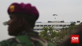 Penerjun payung mendarat di Gedung Dirjen Kekayaan Negara Kemenkeu dalam rangka latihan penangulangan teror (Latgultor), Jakarta, Selasa, 9 Juni 2015. Latihan ini dilaksanakan dengan tujuan untuk meningkatkan kemampuan dan ketrampilan Sat-81 Gultor Kopassus TNI AD, Denjaka TNI AL dan Satbravo 90 Korphaskas TNI AU. (CNN Indonesia/Adhi Wicaksono)