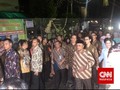 Jalan Kaki dan Tanpa Seserahan, Jokowi Sambangi Calon Mantu