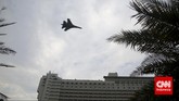 Pesawat Sukhoi terbang rendah dalam rangka latihan penangulangan teror (Latgultor) di kawasan Lapangan Banteng, Jakarta Pusat, Selasa, 9 Juni 2015. Latihan dilakukan sebagai salah satu uji coba sebelum Satuan Komando Operasi Khusus Gabungan TNI diresmikan. (CNN Indonesia/Adhi Wicaksono)