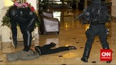 Pasukan gabungan TNI melumpuhkan teroris di Hotel Borobudur dalam rangka latihan penangulangan teror (Latgultor), Jakarta, Selasa, 9 Juni 2015. Pasukan mendapatkan materi berupa teknik dan taktik infiltrasi darat, laut dan udara; teknik menembak reaksi, teknik dan taktik pertempuran jarak dekat. (CNN Indonesia/Adhi Wicaksono)