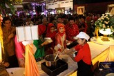 Antrean tamu bukan hanya terjadi di depan pelaminan. Namun, antrean juga terjadi di meja sajian makanan. Tampak banyak tamu mengantre mengambil makanan yang sudah disediakan dari katering Chilli Pari milik Gibran. (Pool/Joe).