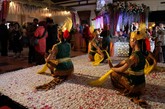 Pernikahan Selvi-Gibran kental dengan suasana Solo. Bukan hanya dekorasi dan makanannya saja yang khas Solo, namun juga tarian sampai musik pengiringnya. Tarian Serimpi menjadi pengiring resepsi pernikahan. (Pool/Joe).