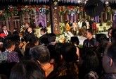 Antrean tamu yang ingin bersalaman dengan kedua mempelai serta orang tuanya membeludak. Tamu-tamu yang hadir ingin membagi restu dan juga mengucapkan selamat bahagia kepada kedua mempelai. Namun tamu tak diperbolehkan foto bersama mempelai. (Pool/Joe).