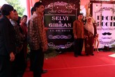 Tamu memang tak diperbolehkan untuk berfoto bersama pengantin. Namun sebagai gantinya, tamu dipersilakan untuk berfoto di photo booth yang sudah tersedia di depan gedung resepsi. (pool/Joe)