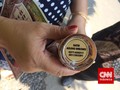 Gibran-Selvi Beri Suvenir Taplak Meja Batik