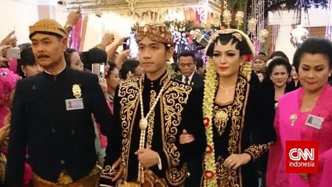 Kirab Pengantin  Gibran  dan  Selvi  Dalam Busana  Beledu Hitam