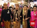 Kirab Pengantin Gibran dan Selvi Dalam Busana Beledu Hitam