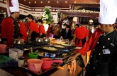 Sajian Martabak Kota barat atau Markobar menjadi sajian dalam resepsi pernikahan Selvi-Gibran. Martabak dengan variasi 16 rasa manis ini dimasak langsung di depan para tamu. (Pool/Joe).