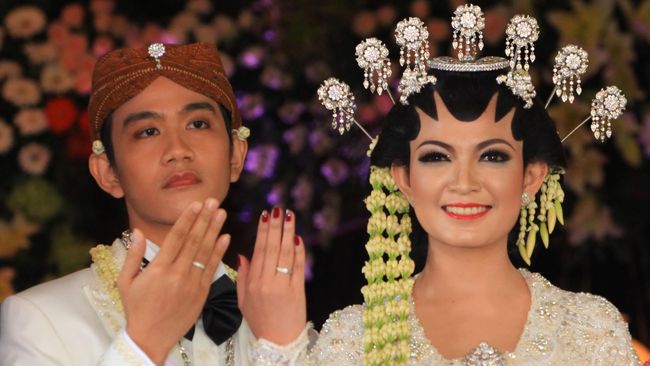 Gibran Masih 'Pelit' Senyum Meski di Pesta Pernikahannya