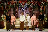 Usai mengucap ijab kabul, Gibran Rakabuming Raka dan Selvi Ananda bersama kedua orang tua dari kedua belah pihak bersiap menerima ucapan selamat dari tamu undangan yang hadir. (Pool/Joe).