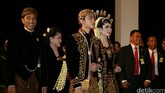 Lung atau sulaman di pinggir kebaya membuat Selvi tampak sangat anggun. Sulaman tersebut ditempatkan di pinggiran pertemuan kain di tengah badan. Lung dari benang emas tembaga tersebut lebih lebar dari yang lung biasanya, yaitu sekitar 12 cm. (Detikcom/Agung Pambudhy)