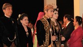 Sedangkan Gibran tampak gagah mengenakan beskap berwarna senada dengan Selvi. Sebagai bawahan, kedua mempelai mengenaikan kain batik Sido Mukti yang bermakna mencapai kemakmuran. (ANTARA FOTO/Maulana Surya)