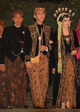Selesai sudah rangkaian resepsi yang dijalani pasangan pengantin baru, Gibran Rakabuming Raka dan Selvi Ananda. Pada resepsi malam hari, menantu Presiden RI Joko Widodo tampak anggun mengenakan kebaya kutu baru berbahan beledu hitam yang bersulamkan benang emas. (ANTARA FOTO/Maulana Surya)