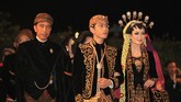 Kebaya model kartinian yang dikombinasikan dengan kutu baru memang sengaja dipilih oleh Gibran dan Selvi. Kepada desainer, mereka minta dibuatkan kebaya yang sederhana namun tetap elegan. (ANTARA FOTO/Maulana Surya)