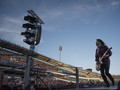 Dave Grohl Patah Kaki pada Lagu Kedua di Swedia