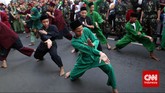 Gerakan silat yang nyeni seringkali membuat lawan terkecoh. Semula menganggap enteng, hingga akhirnya berhasil dilumpuhkan dengan