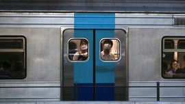 Kesal Tak Dapat Bangku di Kereta, Wanita Buka Pakaian Dalam