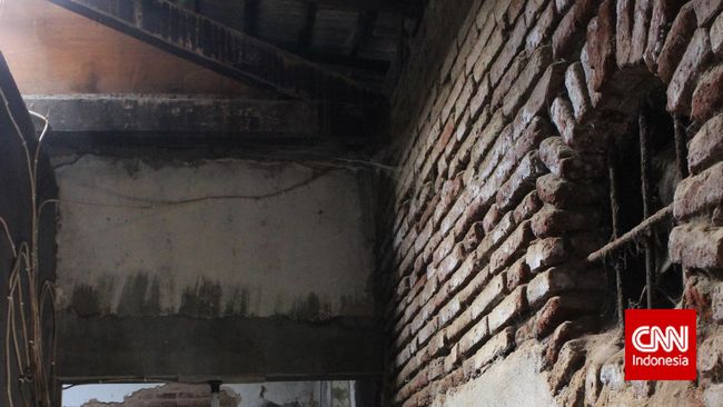 Stasiun Terkuno Indonesia, 'Digerogoti' Rumah-Rumah Penduduk