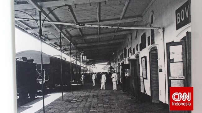 Melacak Misteri Stasiun Kereta Api Terkuno di Indonesia