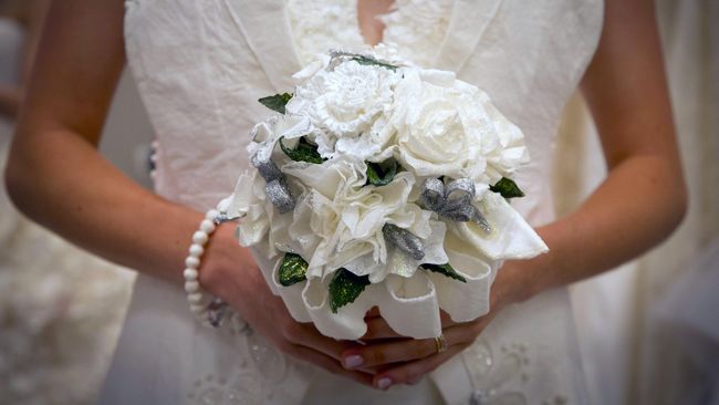 Gaun Pengantin Unik dari Kantong Semen