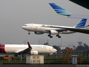 Bos Garuda Ungkap Nasib Penumpang yang Viral Isap Rokok Elektrik