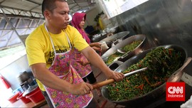 Gotong Royong di Dapur Buka Puasa Masjid Istiqlal
