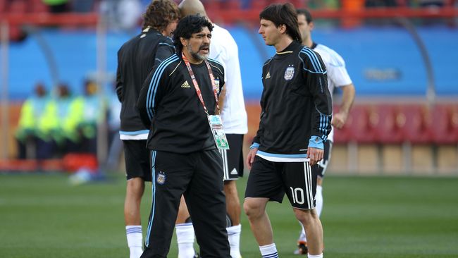 Legenda Brasil: Messi Nyaris Selevel Maradona