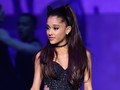 Ariana Grande Diam-diam Menjilat dan Meludahi Donat
