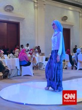 Bahan rok tersebut terlihat ringan dan mengikuti gerak tubuh. Di bagian bawah terdapat satu layer bertumpuk yang membuat gerakan terlihat tak terlalu sederhana. (CNN Indonesia/Hanna Azarya Samosir)