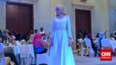 Detail batu-batu kecil emas di sekitar leher, bahu, pinggang, dan pergelangan tangan tampak tak berlebihan. (CNN Indonesia/Hanna Azarya Samosir)