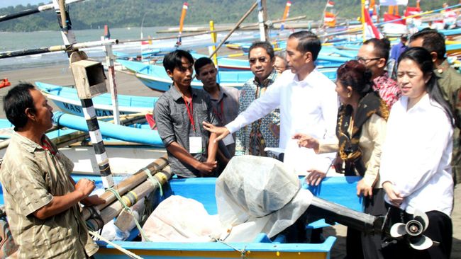 Nelayan Curhat ke Jokowi Dilarang Jual Ikan ke Luar Morotai - CNN Indonesia