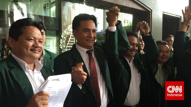 Yusril Serahkan Daftar Pengurus Baru PBB ke Kemenkumham