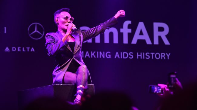 Grace Jones Ungkap Perkenalan dengan Andy Warhol di Buku