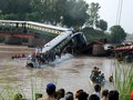 Jembatan Runtuh, Kereta Militer Pakistan Terjun ke Sungai