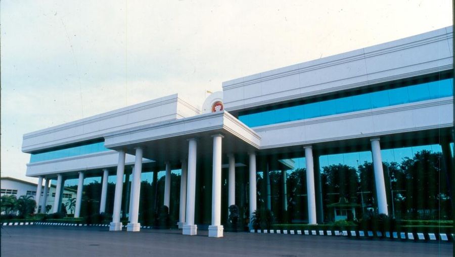 Pekerja PT HM Sampoerna Tbk dan fasilitas kantor di Rungkut Surabaya, serta dua pabrik di Karawang dan Sukorejo. (Dok. Sampoerna)
