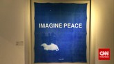 Karya Yoko Ono dalam pameran ArtJog 2015. Yoko bergabung dengan gerakan kesenian bernama Fluxus yang diprakarsai oleh George Maciunas pada akhir tahun 50-an di New York. Fluxus menolak seni yang elit dan ingin seni bisa dinimkati masyarakat luas. (CNN Indonesia/Ardita Mustafa)