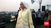 Salah satu koleksi Idul Fitri adalah gaun berwarna putih bertabur payet berkilau di bagian dada. Dibuat pas di bagian atas, rok tersebut kemudian mengembang dengan A line dari pinggul ke ujung kaki. (CNN Indonesia/Nadi Tirta Pradesha)