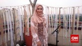 Saat Ramadan, umat Islam sangat dinamis bergerak dari rumah, menuju masjid, dan kembali lagi bercengkerama dengan orang terkasih. Karena itu, selain gaya tentu salah satu hal yang harus diperhatikan dalam memilih busana adalah kenyamanan dan kepraktisan. (CNN Indonesia/Nadi Tirta Pradesha)