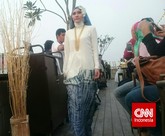 Agar lebih praktis, Dian pun menawarkan koleksi busana Ramadan rancangan barunya yang dapat langsung dipakai salat. Salah satu rancangannya menggunakan rok berbahan ceruti dengan teknik pewarnaan tie dye antara biru dan hitam. (CNN Indonesia/Nadi Tirta Pradesha)