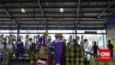 Pekerja menyelesaikan pengisian tabung gas tiga kilogram di Depot LPG Pertamina, Tanjung Priok, Jakarta, Selasa, 14 Juli 2015.