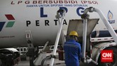 Proses pengisian mobil tanki di Depot LPG Pertamina, Tanjung Priok, Jakarta, Selasa, 14 Juli 2015.