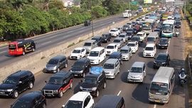 Cerita Para Komuter Bekasi Berangkat dari 'Bulan'