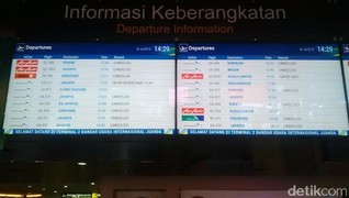 14 Penerbangan AirAsia Dibatalkan Akibat Gunung Raung